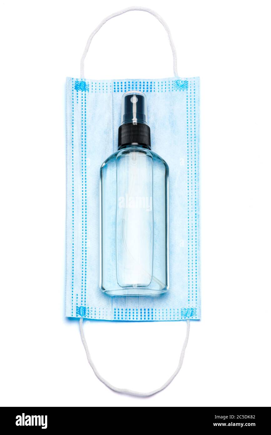 bouteille de crème, lotion, désinfectant ou savon liquide et masque de protection isolé sur fond blanc Banque D'Images