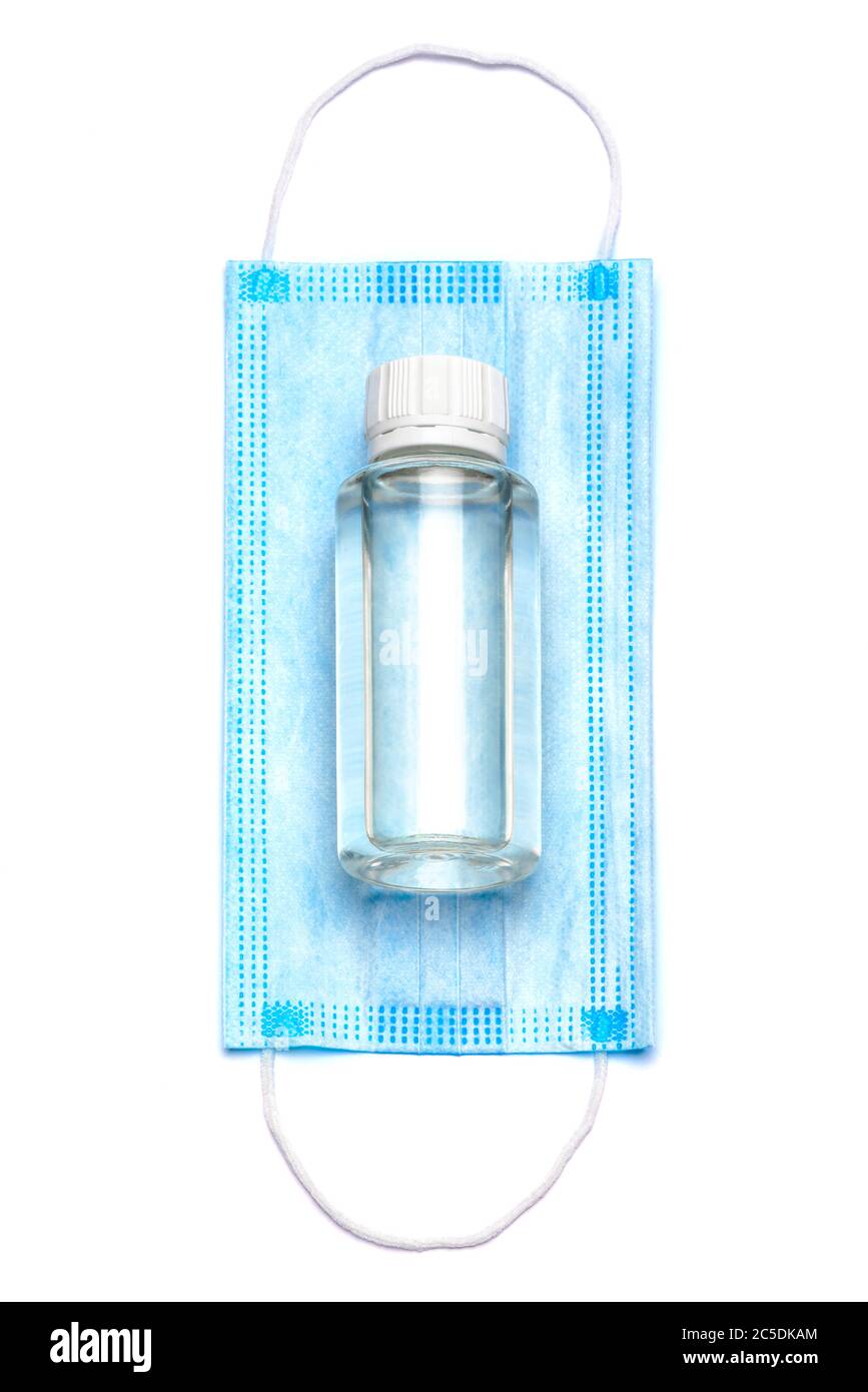 bouteille de crème, lotion, désinfectant ou savon liquide et masque de protection isolé sur fond blanc Banque D'Images