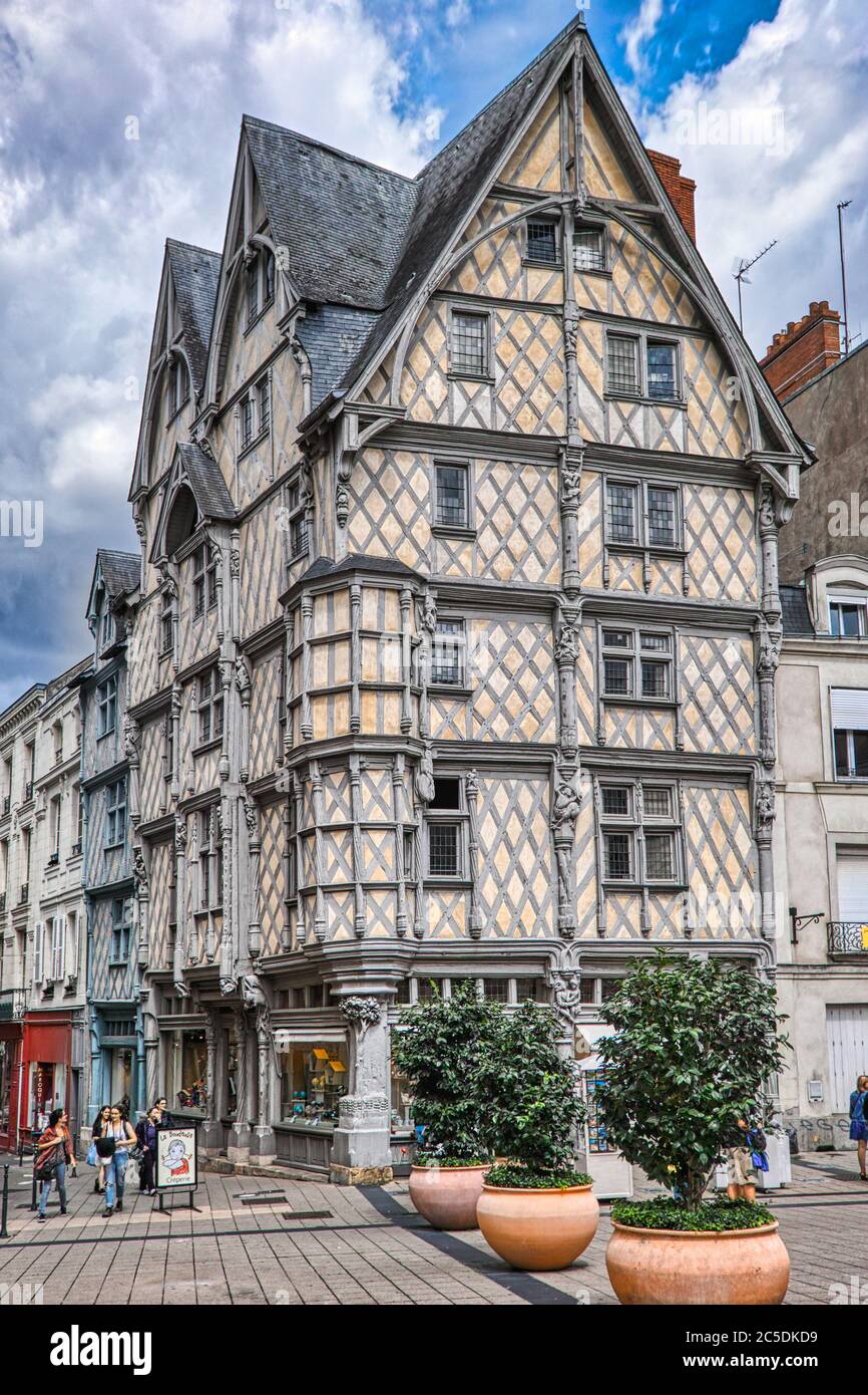 Maison d'Adam à Angers, France. Monument historique depuis 1922, cet édifice médiéval a pris son nom de la sculpture d'Adam dans une colonne de façade. Banque D'Images