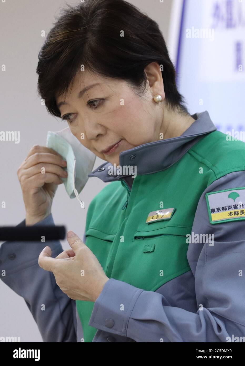 Tokyo, Japon. 2 juillet 2020. Le gouverneur de Tokyo Yuriko Koike parle devant la presse au bureau du gouvernement métropolitain de Tokyo, le jeudi 2 juillet 2020. 107 personnes ont été infectées par le nouveau coronavirus à Tokyo, le plus grand nombre de cas quotidiens depuis le 2 mai, a déclaré M. Kioke. Crédit: Yoshio Tsunoda/AFLO/Alay Live News Banque D'Images