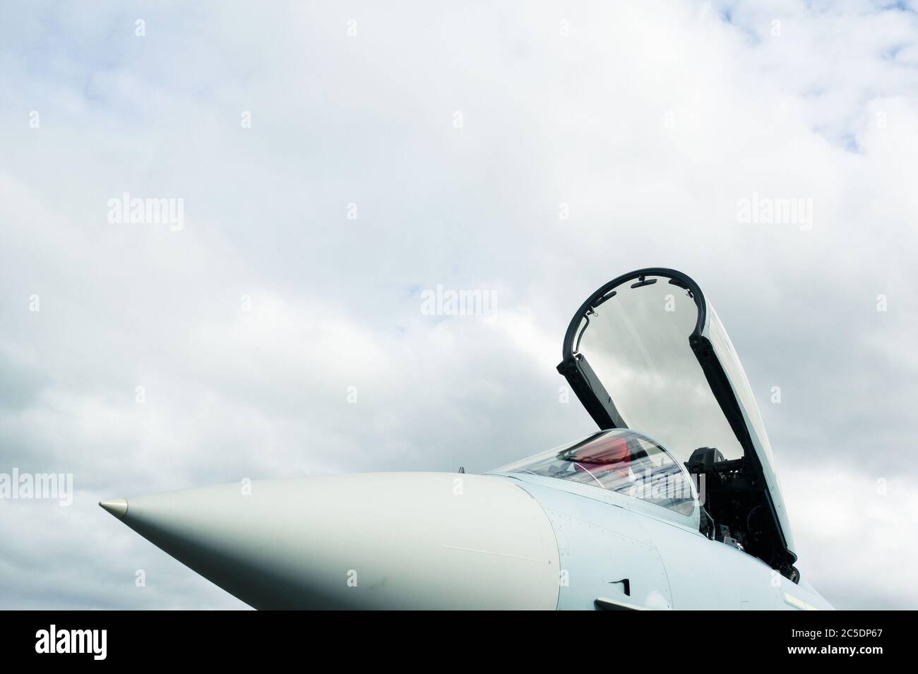 Détail de l'avion de chasse militaire - le poste de pilotage de l'avion est ouvert et préparé pour le pilote. Espace de copie avec une grande zone de ciel nuageux Banque D'Images