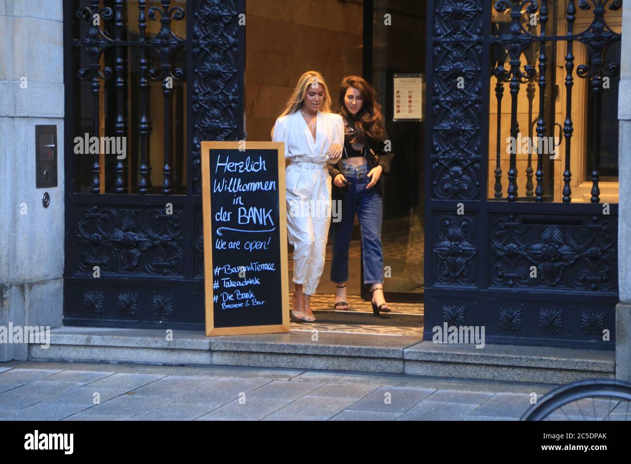 Sylvie Meis und Begleiterin nach ihrem Restaurantbesuch in 'Die BANK' à Hambourg am 1.7.2020 Banque D'Images