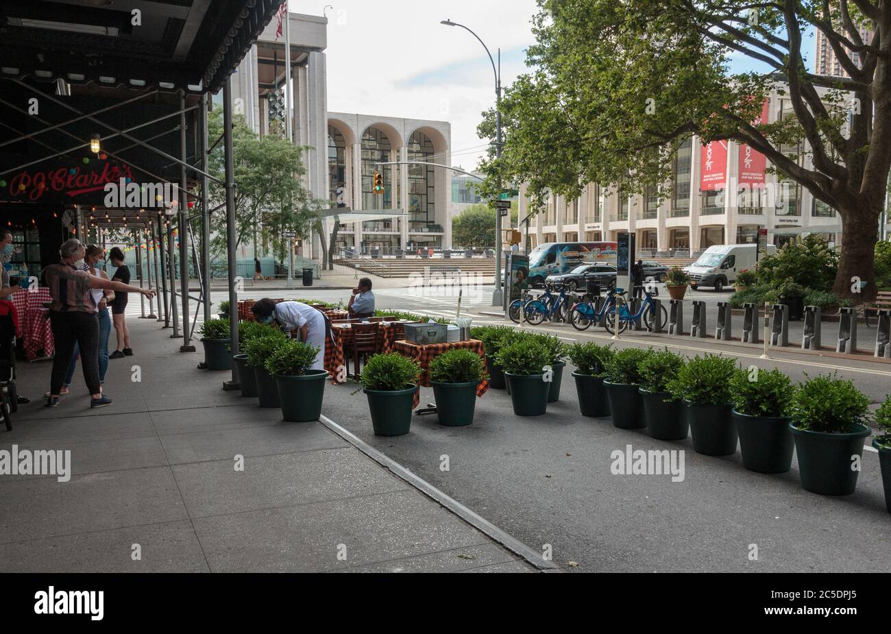 Un dîner solitaire est assis à une table extérieure dans un restaurant en face du Lincoln Center, en conformité avec les règles du coronavirus ou du covid-19 limitant le dini intérieur Banque D'Images