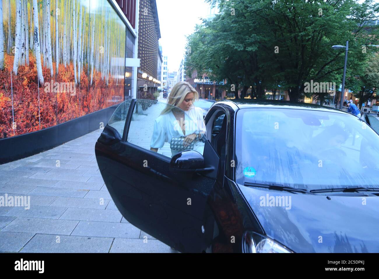 Sylvie Meis und Begleiterin nach ihrem Restaurantbesuch in 'Die BANK' à Hambourg am 1.7.2020 Banque D'Images