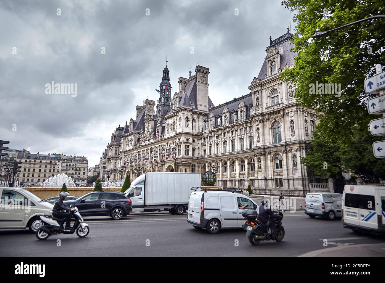 Paris, France - 18 juin 2015 : façade de l'Hôtel de ville de Paris (Hôtel de ville). Voitures dans la rue Banque D'Images