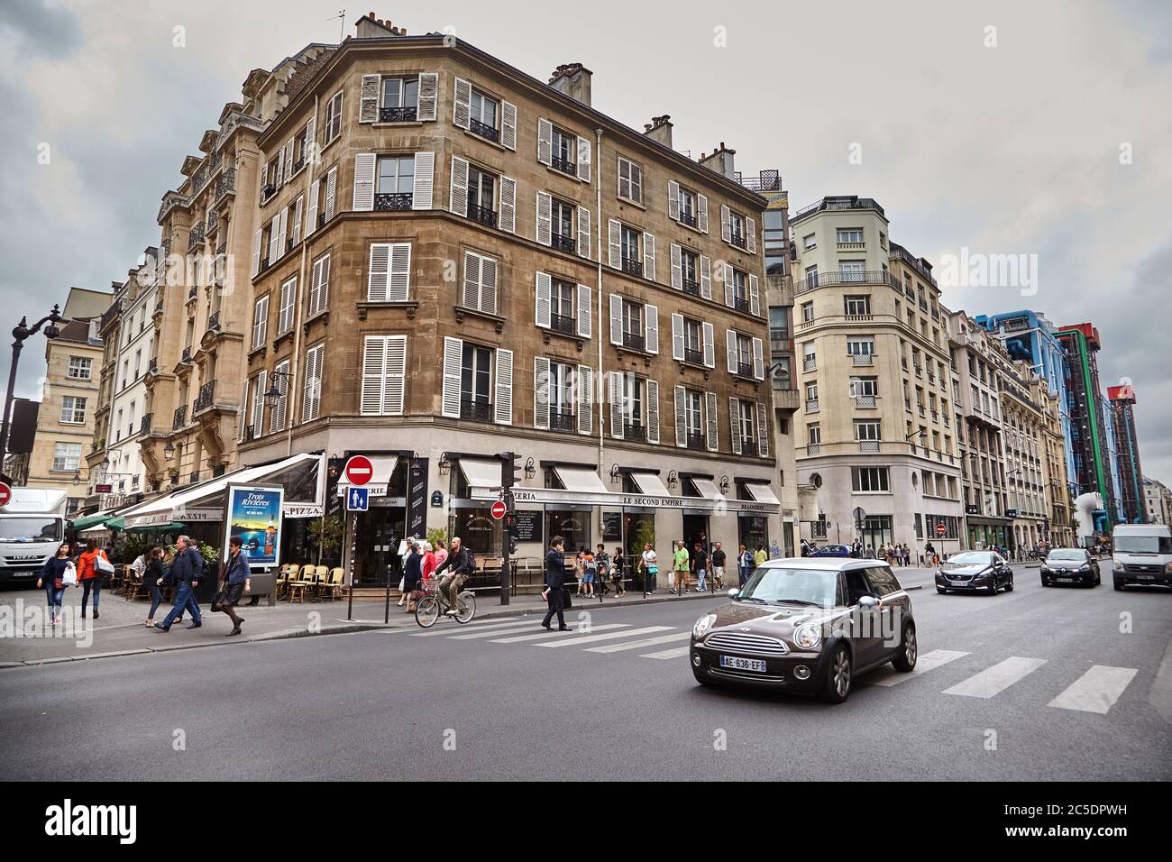 Paris, France - 18 juin 2015 : transport dans les rues de la ville. Voiture marron au carrefour Banque D'Images