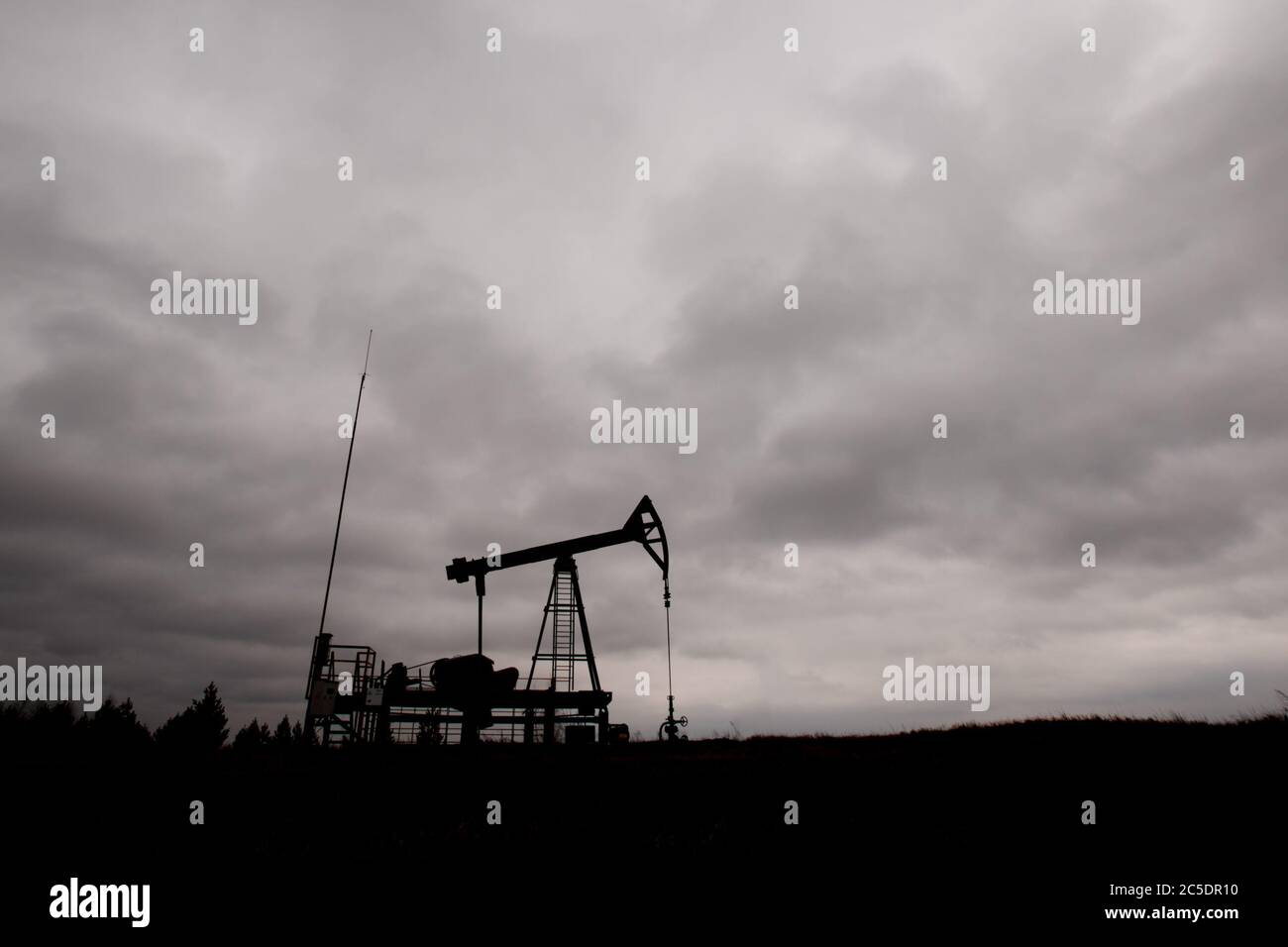 Pompe à huile verte plate-forme à huile énergie machine industrielle pour le pétrole brut. Crise du pétrole. La Russie est à l'origine de la pollution par le Banque D'Images