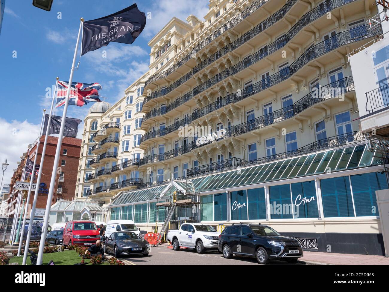 Brighton UK 2 juillet 2020 - le personnel du Grand Hotel de Brighton se prépare à la réouverture de ce qui a été surnommé Super Saturday ce week-end le 4 juillet. Pubs , restaurants , hôtels et coiffeurs sont parmi les entreprises qui peuvent rouvrir dans la plupart de l'Angleterre ce week-end comme les restrictions de verrouillage sont assouplies : crédit Simon Dack / Alamy Live News Banque D'Images