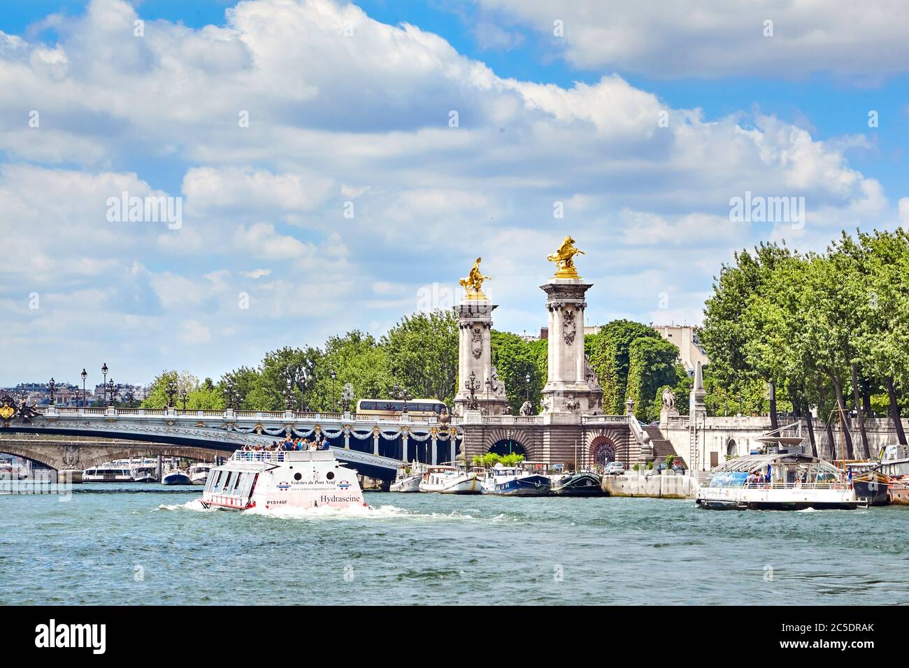 Paris, France - 19 juin 2015 : Paris, France - 19 juin 2015 : pont Alexander III. Bateaux de tourisme. Un groupe de touristes sur un navire. Marche sur la R Banque D'Images