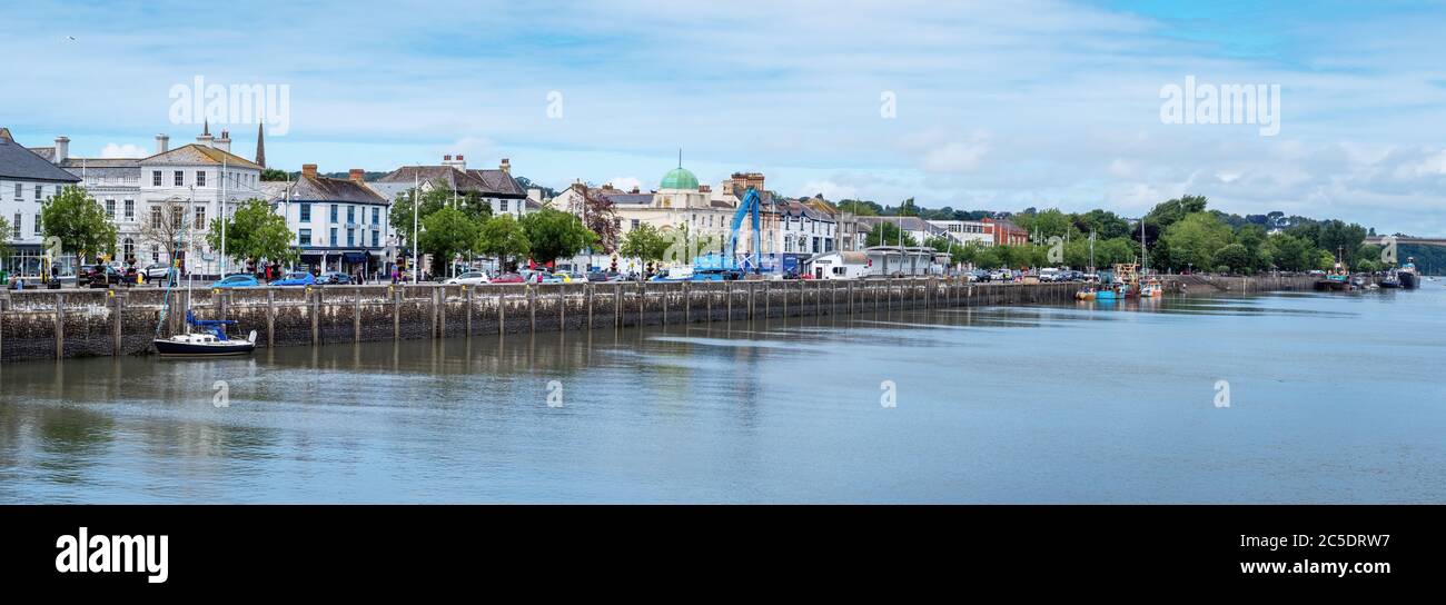 BIDEFORD, DEVON, Royaume-Uni - 1ER JUILLET 2020 : grand panorama du quai et de la rivière Torridge. Banque D'Images