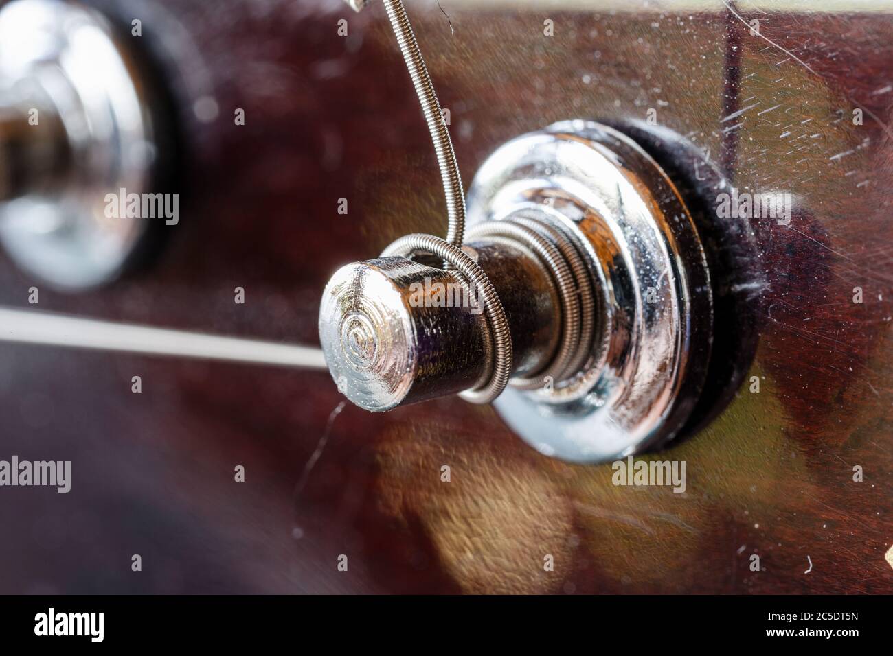 Touches mécaniques pour régler la guitare. Cordes métalliques UNE guitare acoustique réglée. Leçons de guitare. Détails chromés de l'instrument de musique. Banque D'Images