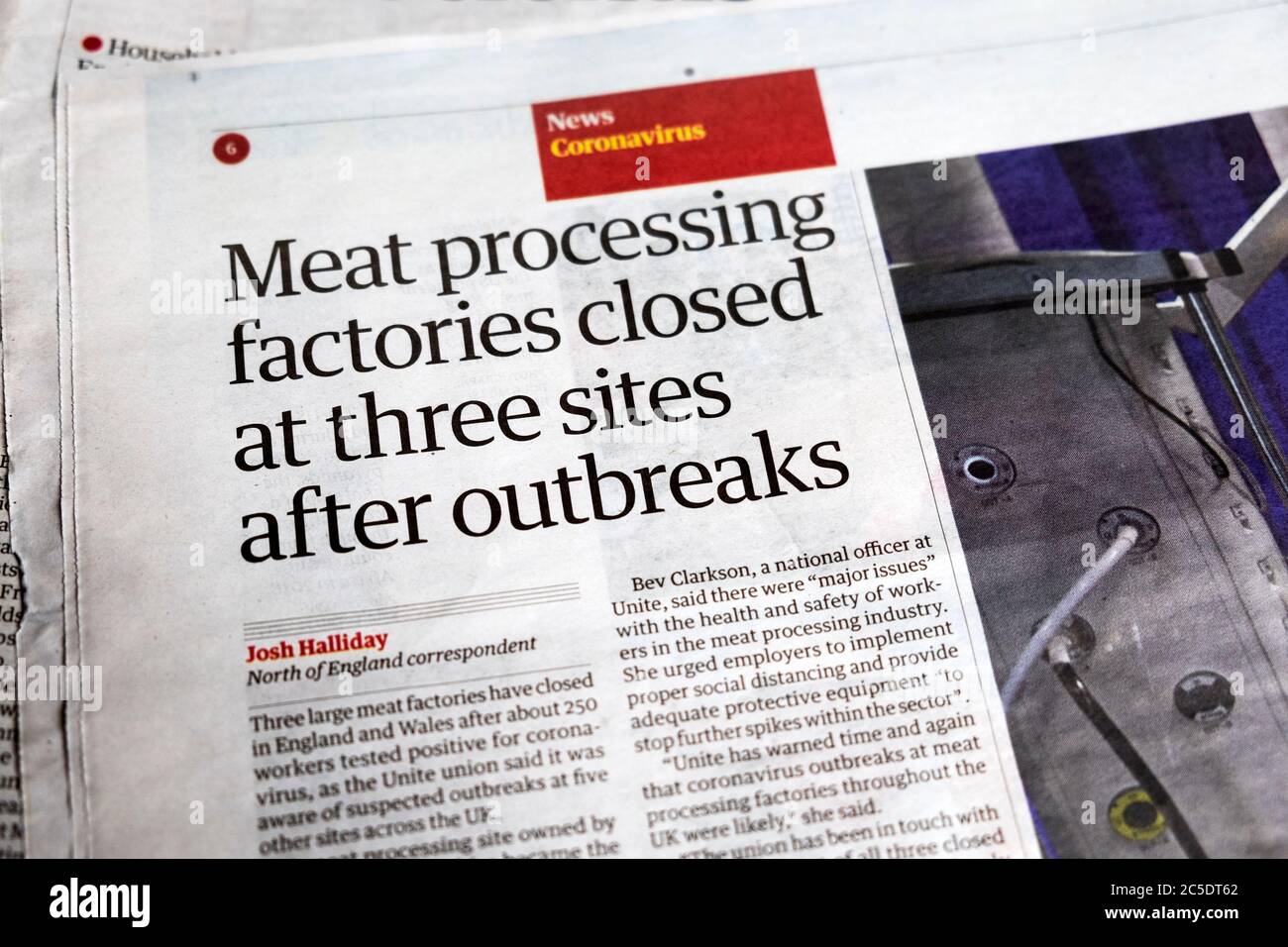 « fermeture des usines de traitement des aliments sur trois sites après les épidémies », titre du journal The Guardian, article 20 juin 2020 Banque D'Images