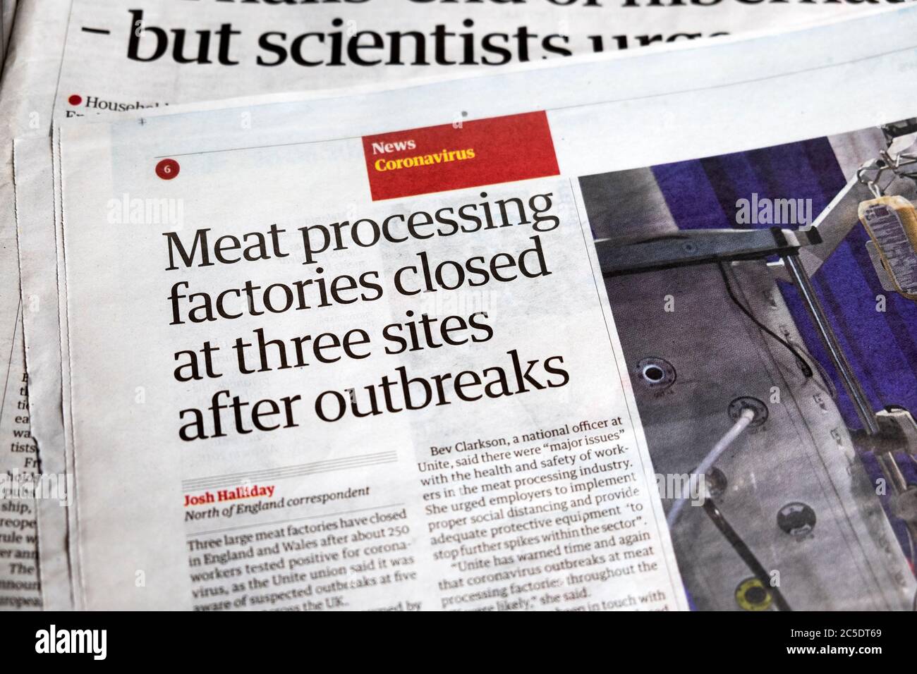 « fermeture des usines de traitement des aliments sur trois sites après les épidémies », titre du journal The Guardian, article 20 juin 2020 Banque D'Images
