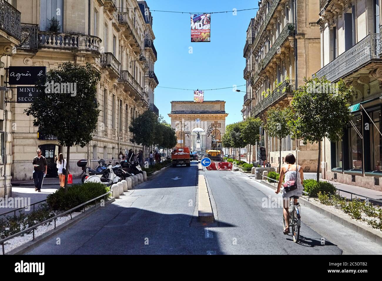 MONTPELLIER, FRANCE - 24 juin 2015 : arche triomphale porte du Peyrou. Rue Foch. Une femme est à vélo sur la route où sont effectuées les réparations Banque D'Images