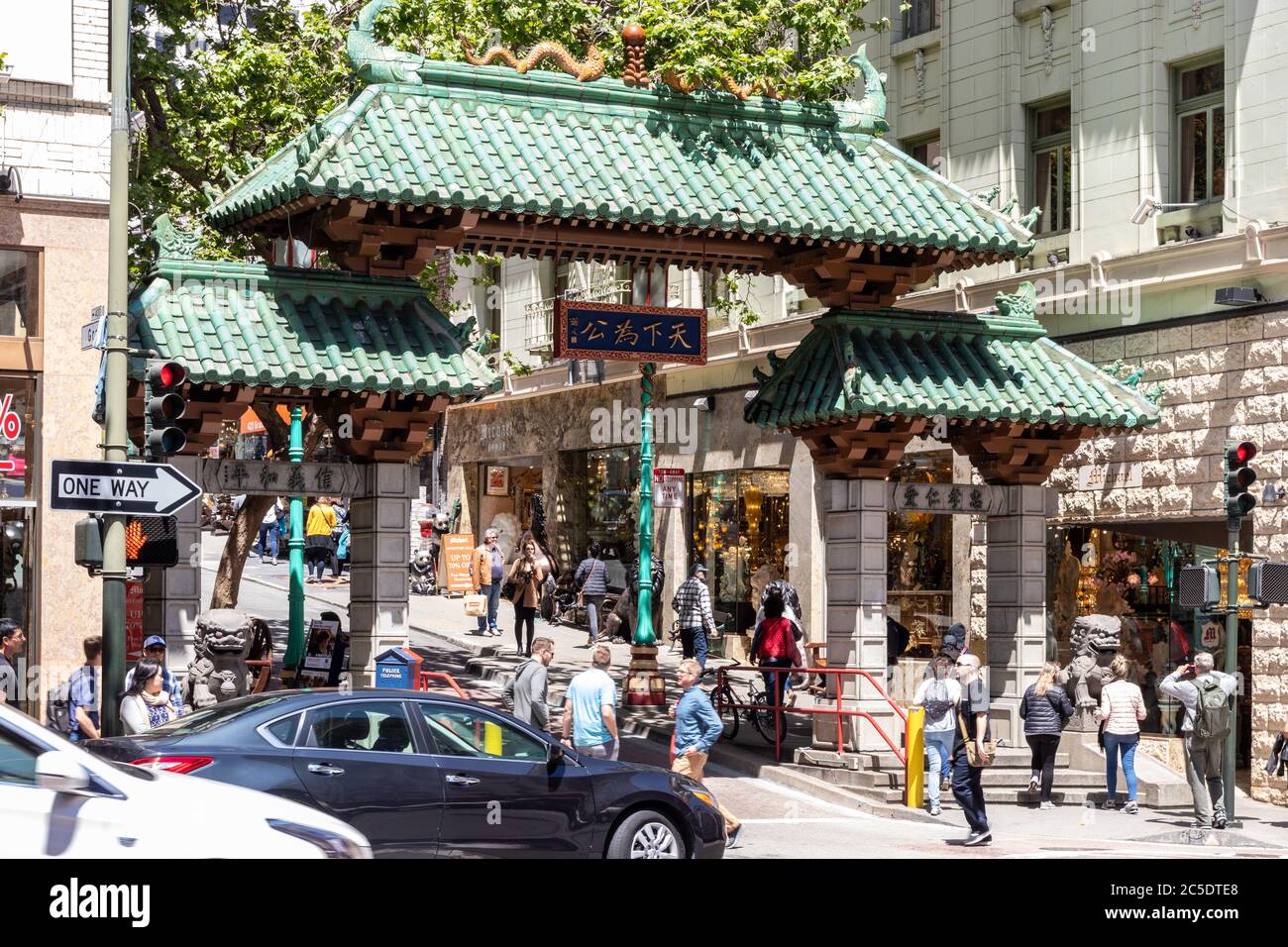 Vue sur la porte du Dragon, à l'entrée de China Town, San Francisco Photo  Stock - Alamy
