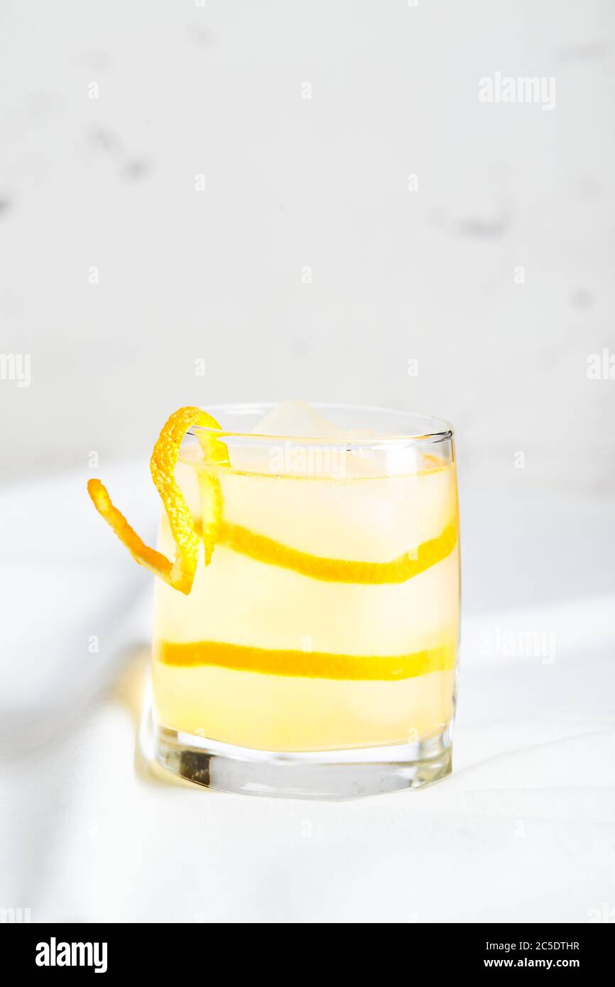 Cocktails rafraîchissants d'été, limonade ou mojito avec zeste d'orange et glace dans un verre sur fond blanc. Placer pour le texte. Banque D'Images