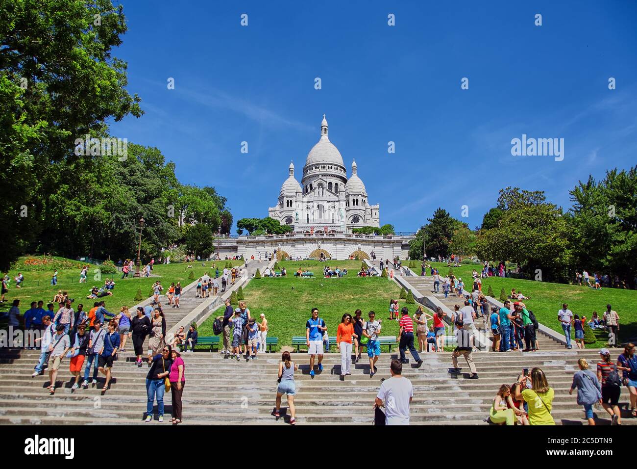 Paris, France - 28 juin 2015 : Cathédrale du Sacré-cœur sur la colline de Montmartre. Les gens photographiant et marchant dans les escaliers. Ciel bleu. Jour ensoleillé d'été Banque D'Images