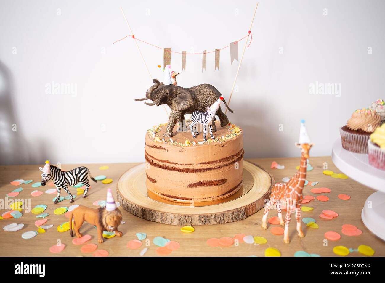 Elephant With Cake Banque D Image Et Photos Alamy Elephant With Cake Banque D Image Et Photos Alamy