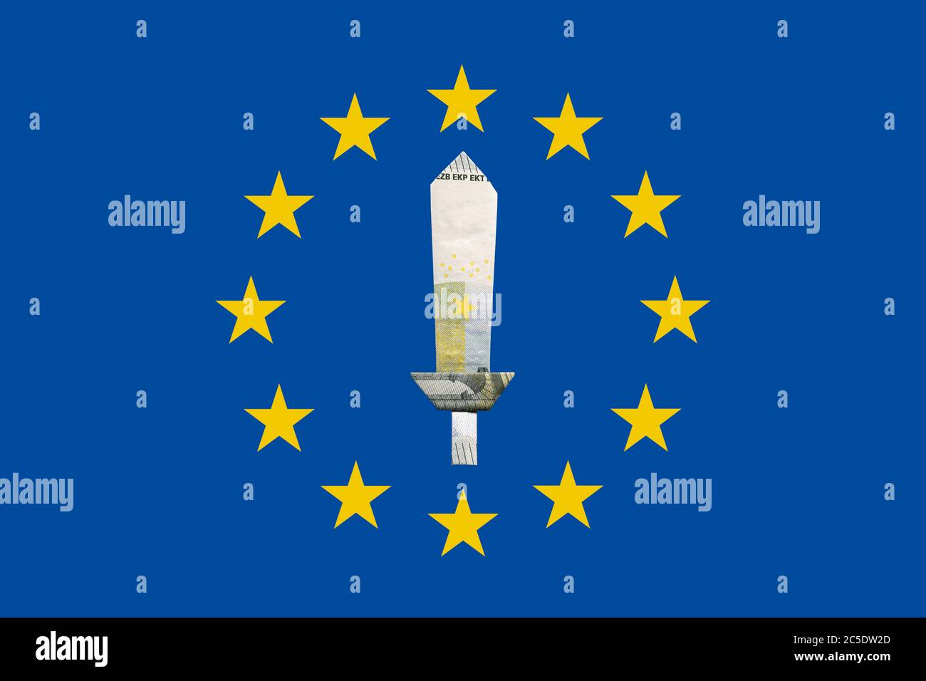 Cinq billets de banque en euros pliés en forme d'épée entourés par le drapeau officiel de l'Europe, douze étoiles à cinq pointes sur un champ bleu. Banque D'Images