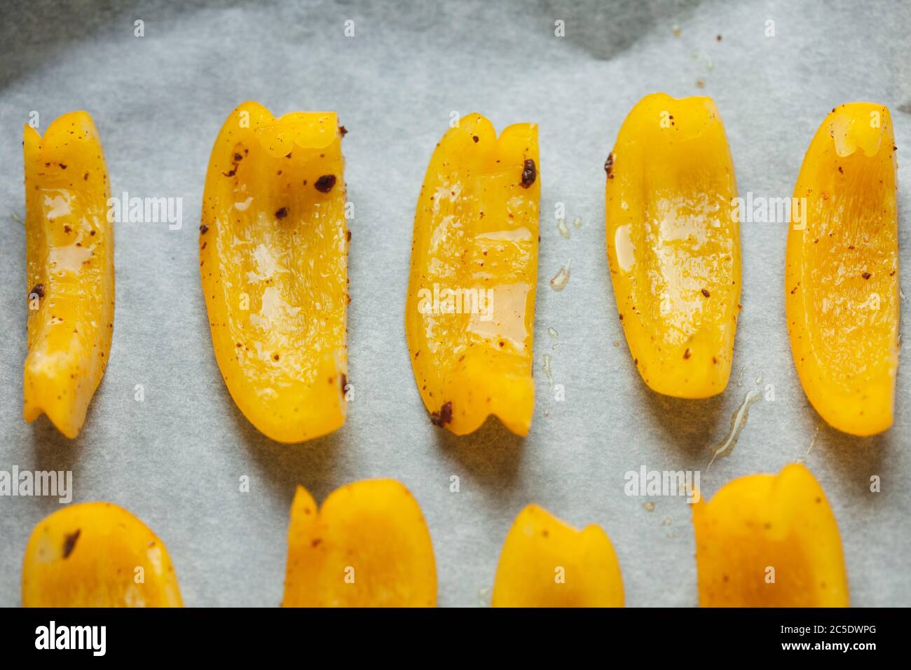 Tranches de poivron brillantes préparées pour la cuisson au four. Mise au point douce. Banque D'Images