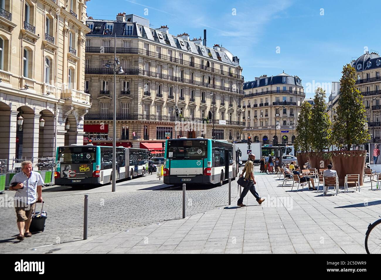 Paris, France - 29 juin 2015 : Cour de Rome. Les personnes et les transports publics. Arrêt de bus Banque D'Images