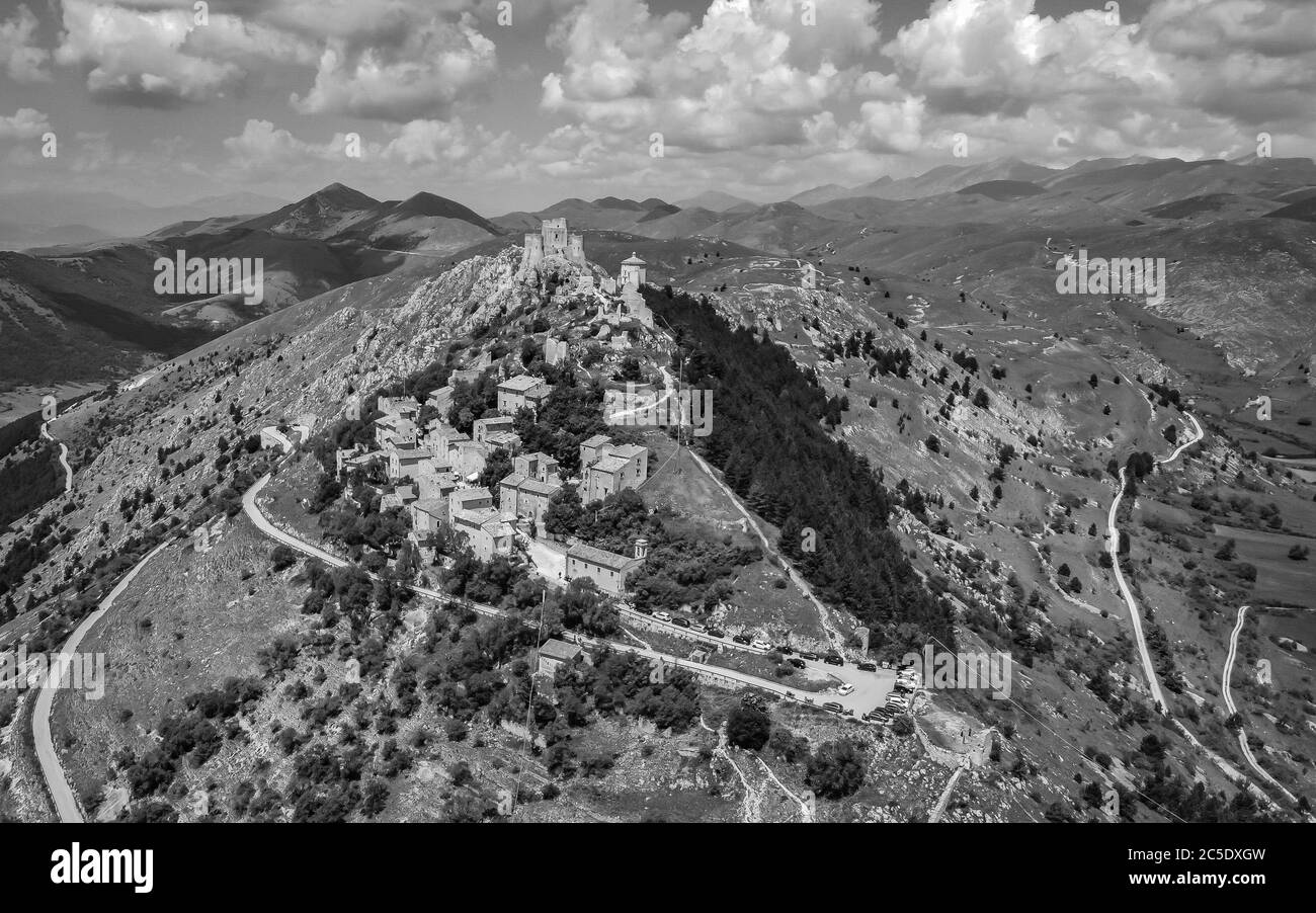 Ancien château médiéval de Rocca Calascio et le village médiéval de Calascio, quartier de l'Aquila, Abruzzes, Italie - vue panoramique - Noir et blanc i Banque D'Images
