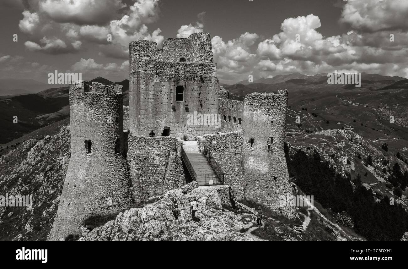 Ancien château médiéval de Rocca Calascio - quartier de l'Aquila, Abruzzes, Italie - vue panoramique - image en noir et blanc Banque D'Images