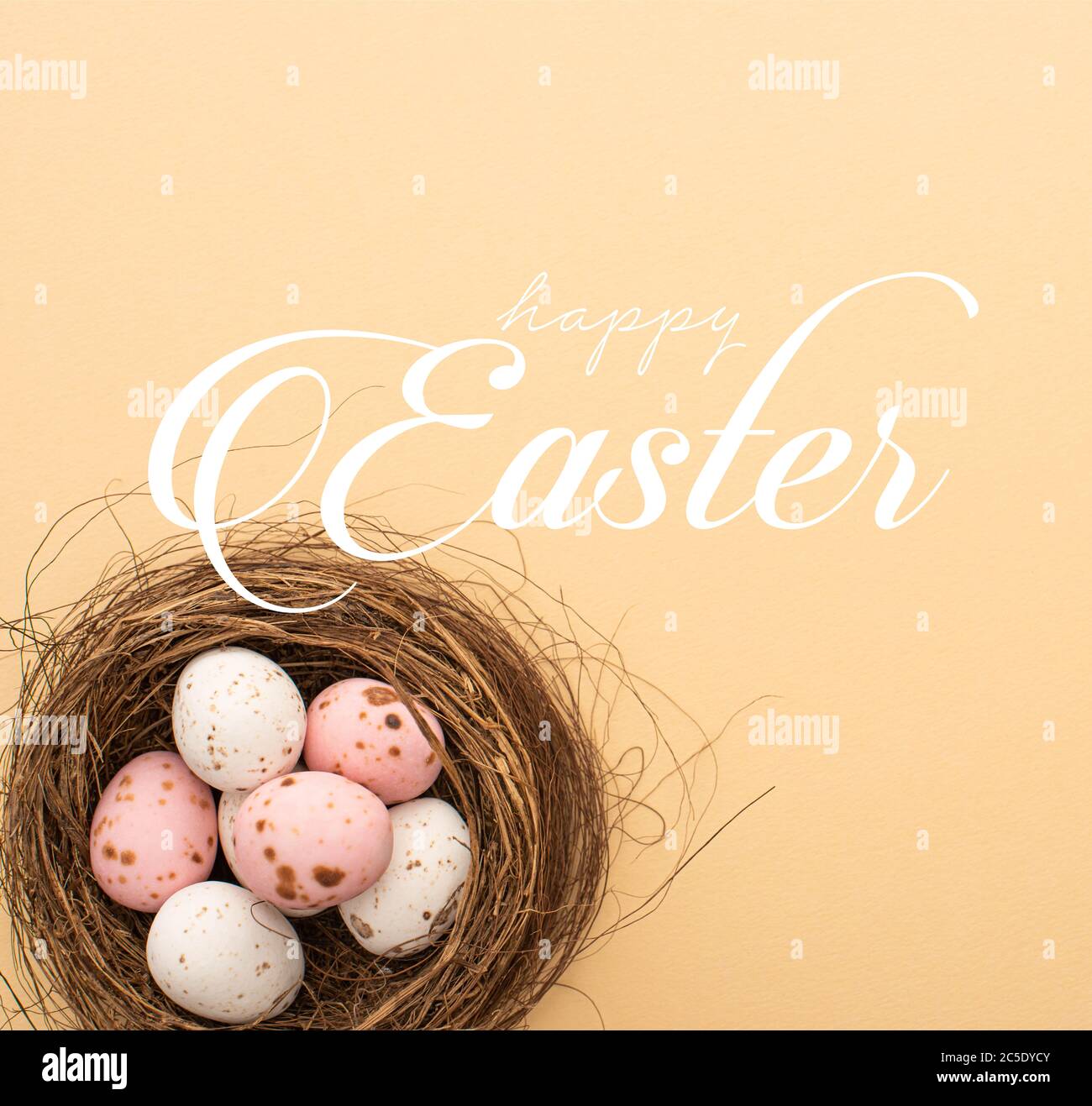 Vue de dessus des œufs de caille rose et blanc sur fond beige avec illustration joyeuses Pâques Banque D'Images