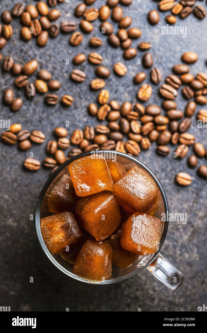 Café congelé. Glaçons à café dans une tasse. Vue de dessus. Banque D'Images