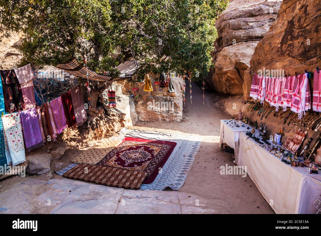 Souvenirs touristiques exposés à Siq Al-Barid ou à Little Petra en Jordanie. Banque D'Images