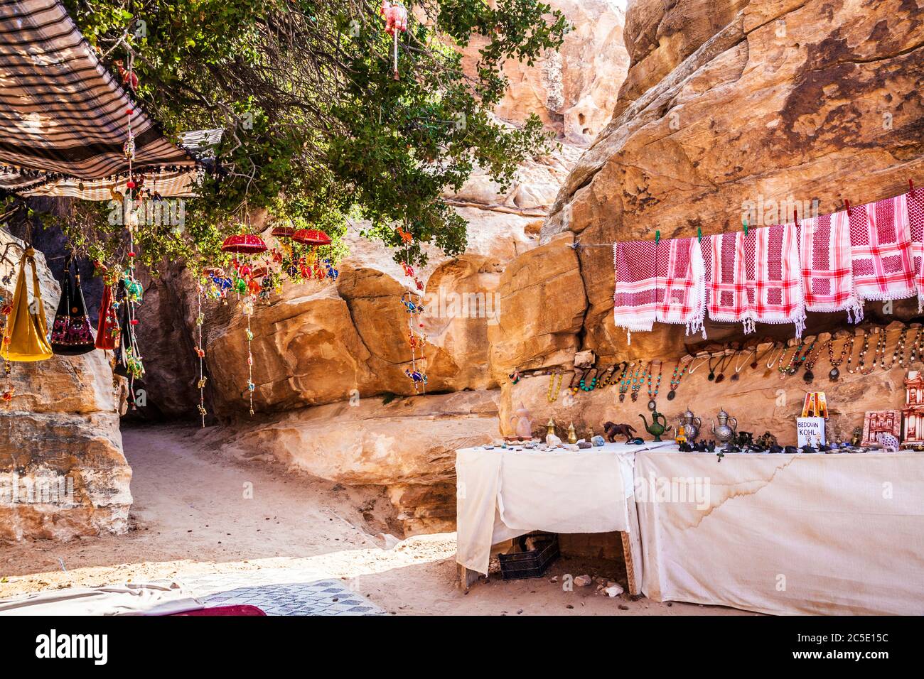 Souvenirs touristiques exposés à Siq Al-Barid ou à Little Petra en Jordanie. Banque D'Images