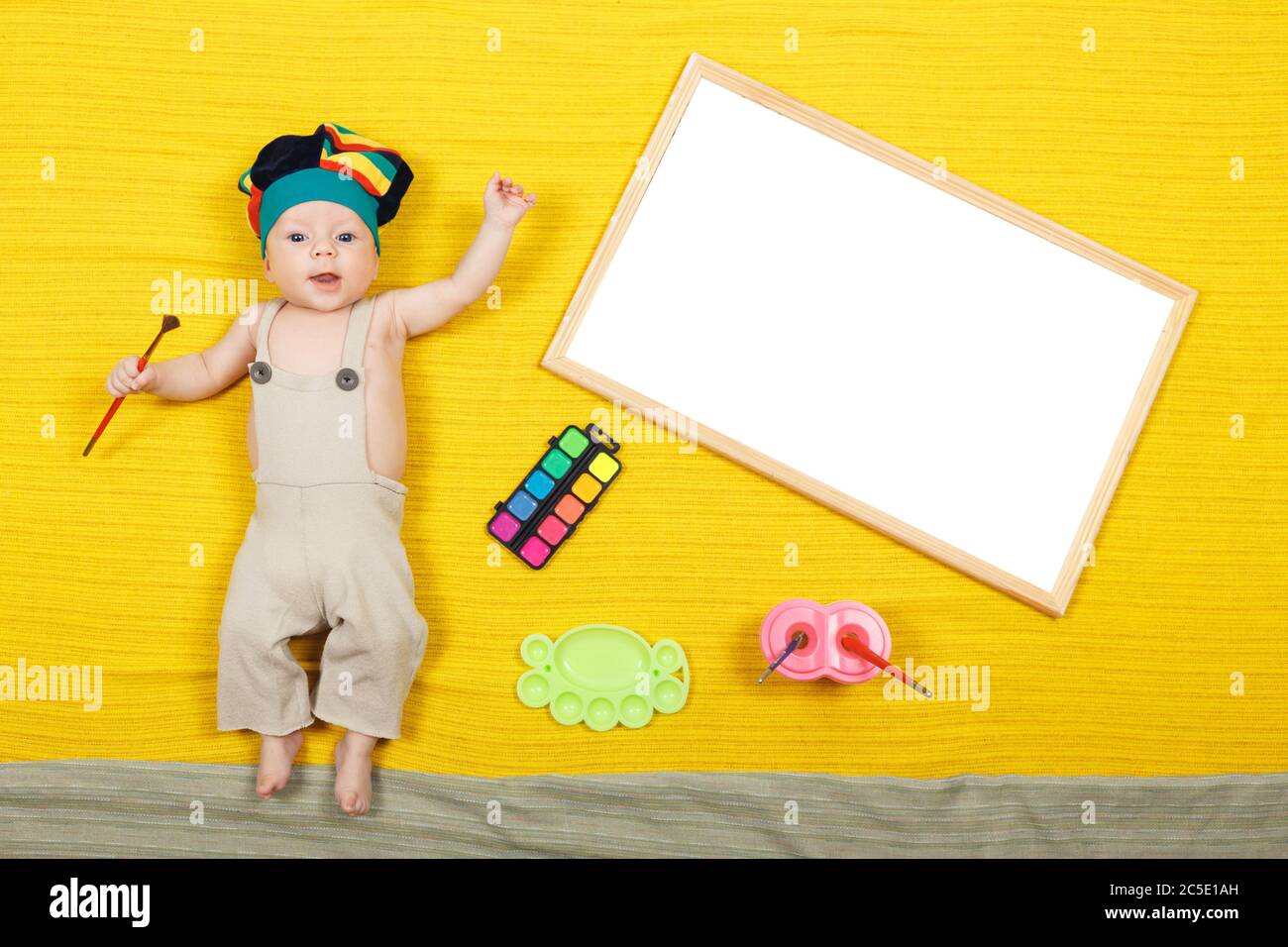Dessin De Bebe Garcon Avec Crayons De Couleur Bebe Couche Sur Fond Jaune Photo Stock Alamy