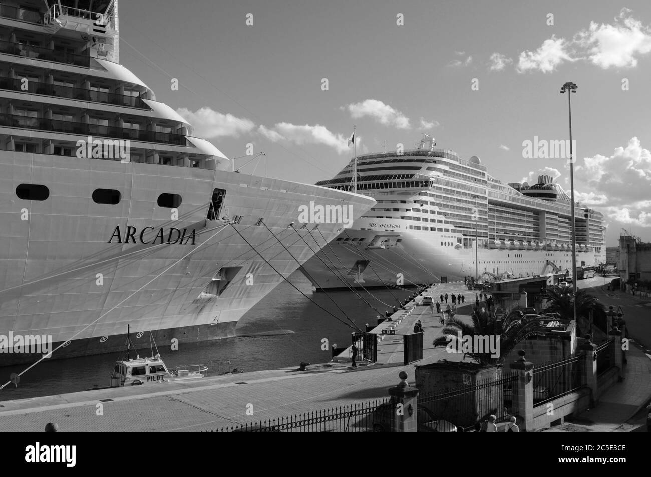Malte : le navire de croisière P&G Accès dans le port de La Valette Ville Banque D'Images