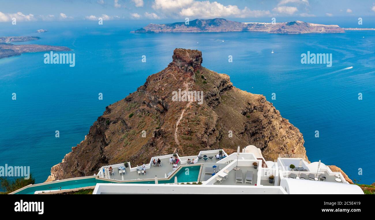 Imerovigli Santorini Grèce. Cet hébergement de vacances offre une vue sur le rocher de skaros, la caldeira et la mer Égée. Banque D'Images