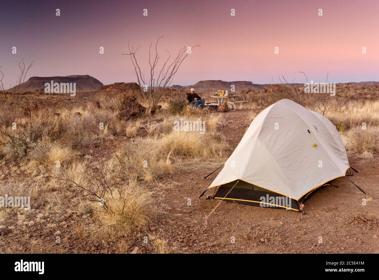 Campez sous la tente en hiver au camping Los Ojitos, dans le désert de Chihuahuan, dans le parc national de Big Bend Ranch, Texas, États-Unis Banque D'Images