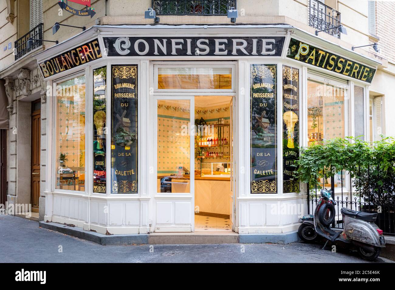 Pâtisserie traditionnelle en coin, Montmartre, Paris, France Banque D'Images