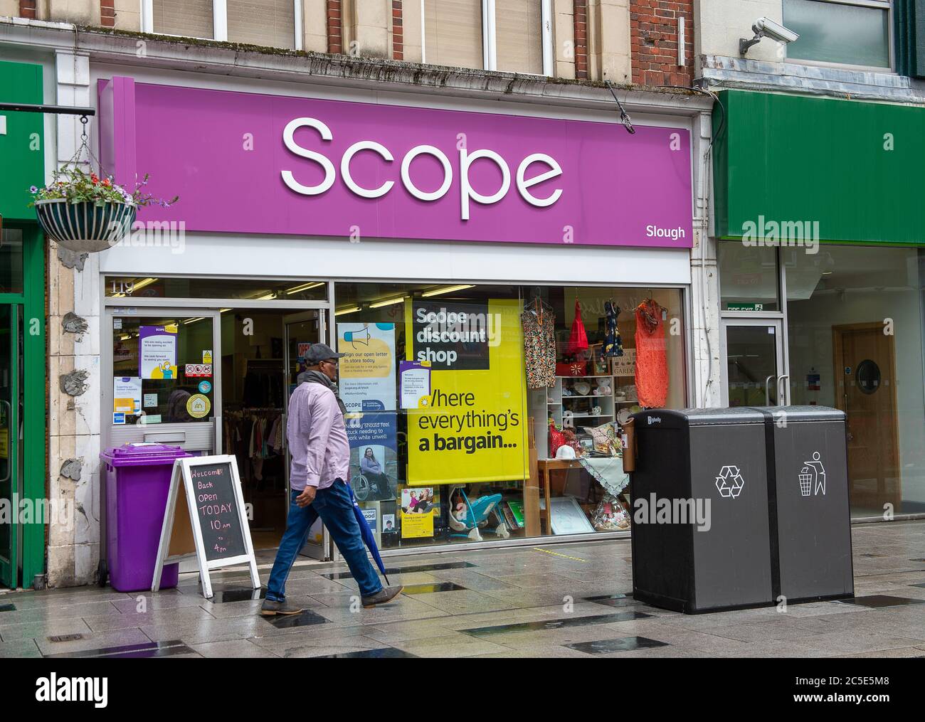 Slough, Berkshire, Royaume-Uni. 2 juillet 2020. La boutique de charité Scope à Slough, Berkshire, a rouvert ses portes après l'assouplissement des règles du confinement de la pandémie de coronavirus. Cependant, tous les magasins de charité locaux n'ont pas encore rouvert. Crédit : Maureen McLean/Alay Banque D'Images