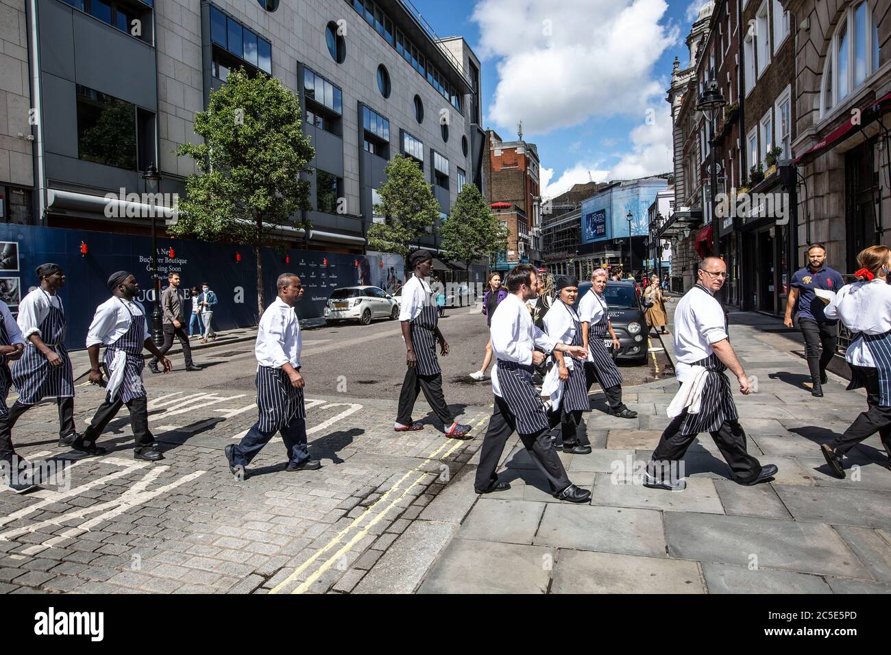 Covent Garden, Londres, Royaume-Uni/ 2 juillet 2020. Le chef et le personnel de cuisine traversent la piazza dans Covent Garden tandis que le secteur des services se prépare pour le Super Saturday avant que les restrictions de verrouillage du coronavirus soient relaxantes et que les restaurants et les bars ouvrent ce week-end à travers Londres, Royaume-Uni le 02 juillet 2020 Covent Garden, Londres, Royaume-Uni crédit: Clickpics/Alay Live News Banque D'Images
