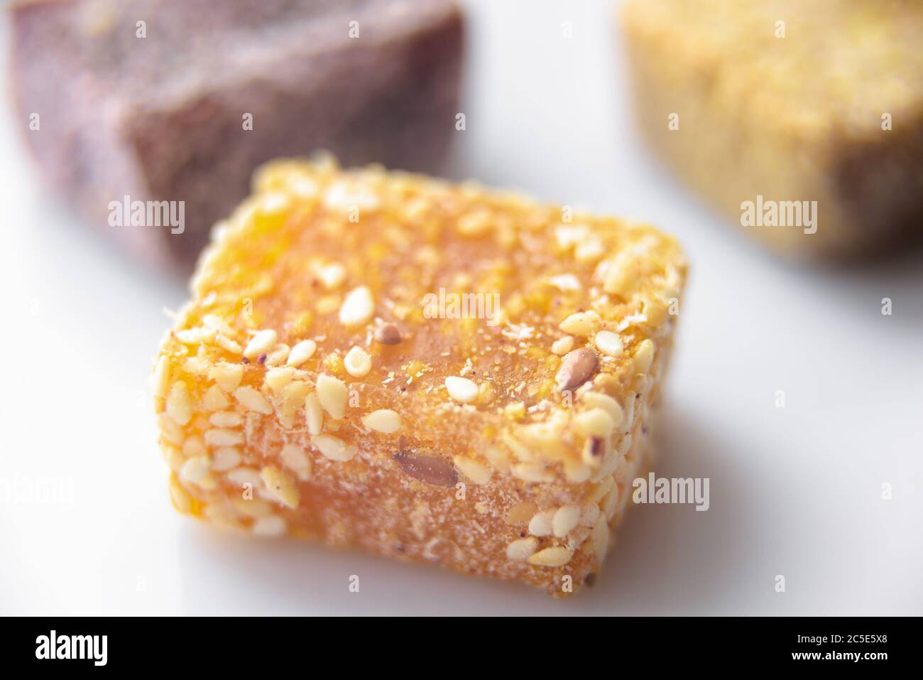 Bonbons arabes sur fond blanc. Dessert du Moyen-Orient à base de fruits naturels. Gros plan sur les friandises turques. Ensemble de friandises écologiques orientales. Banque D'Images