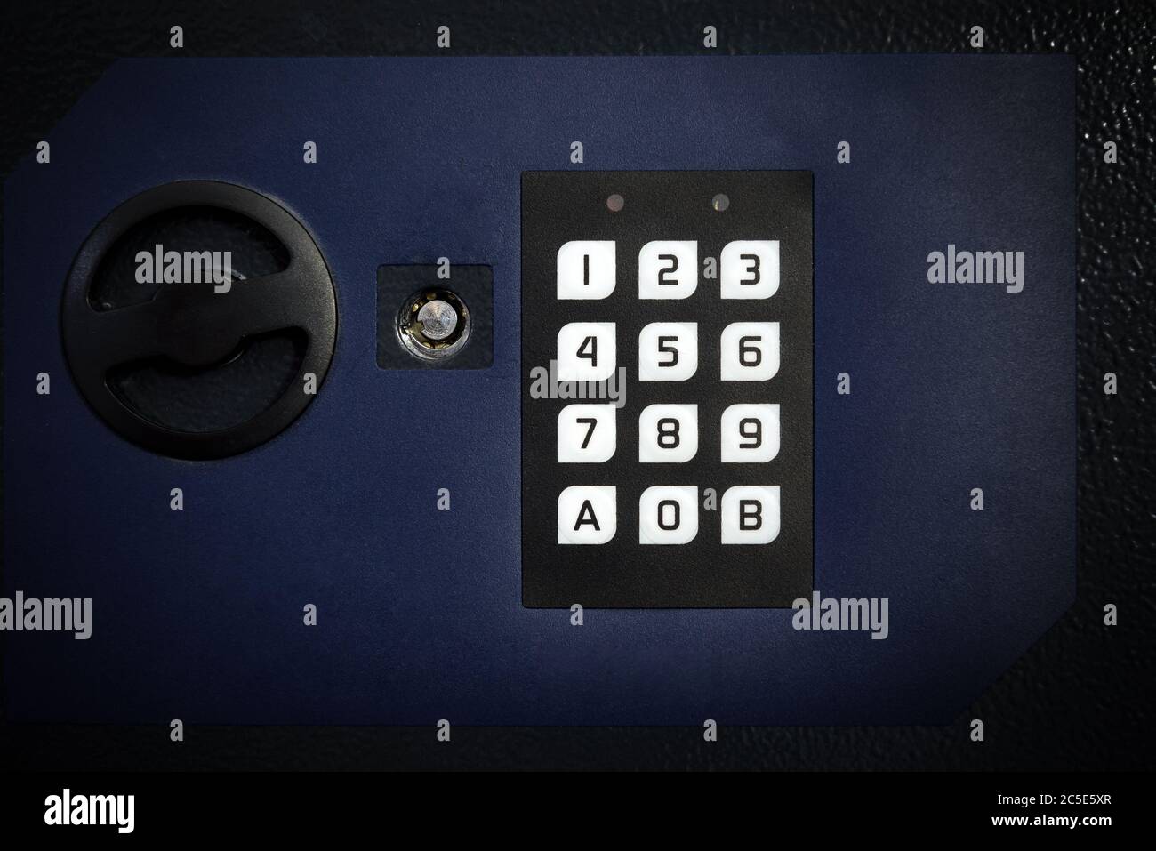 Gros plan électronique coffre-fort sécurisé pour la protection de l'argent et des documents à la maison ou dans la chambre d'hôtel Banque D'Images