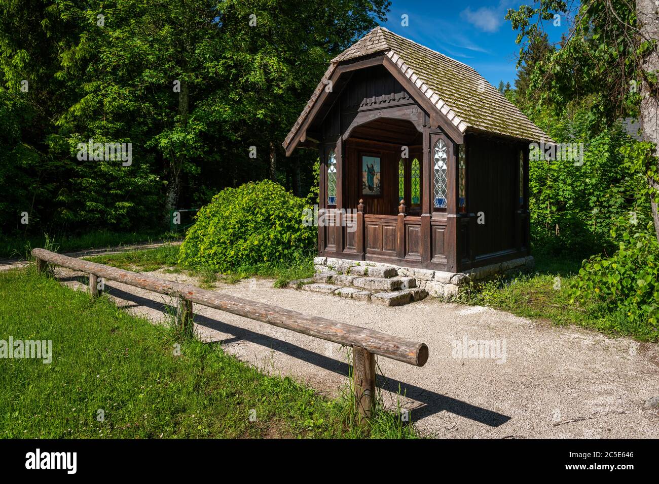 Petite chapelle dans les bois près de Mariazell (Autriche), jour ensoleillé au printemps Banque D'Images