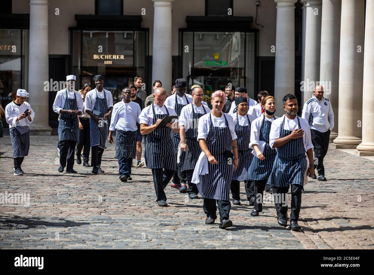 Covent Garden, Londres, Royaume-Uni/ 2 juillet 2020. Le chef et le personnel de cuisine traversent la piazza dans Covent Garden tandis que le secteur des services se prépare pour le Super Saturday avant que les restrictions de verrouillage du coronavirus soient relaxantes et que les restaurants et les bars ouvrent ce week-end à travers Londres, Royaume-Uni le 02 juillet 2020 Covent Garden, Londres, Royaume-Uni crédit: Clickpics/Alay Live News Banque D'Images