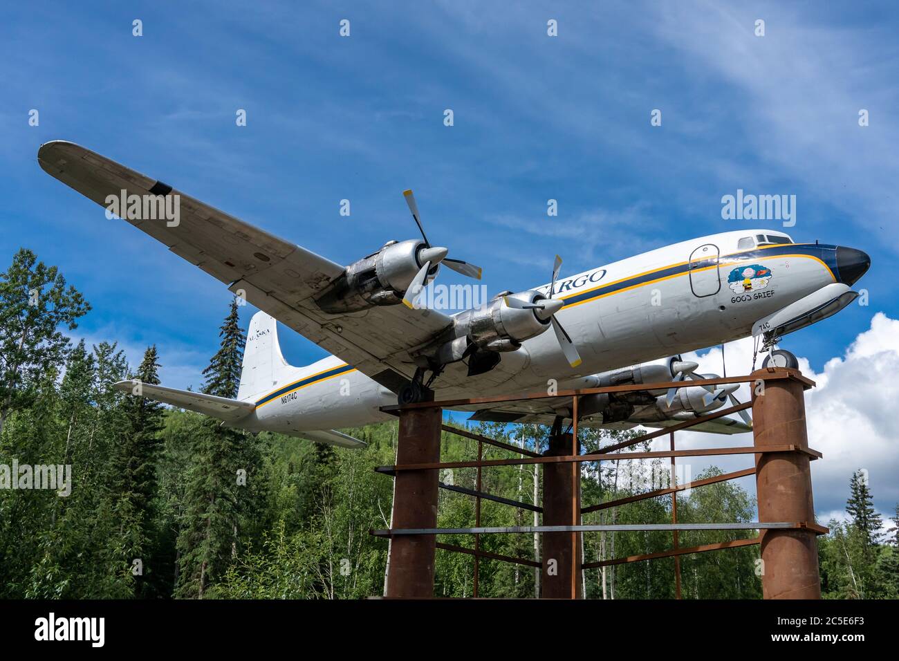 Exposition statique de DC-6A à l'entrée du Chena Hot Springs Resort à Fairbanks, Alaska Banque D'Images