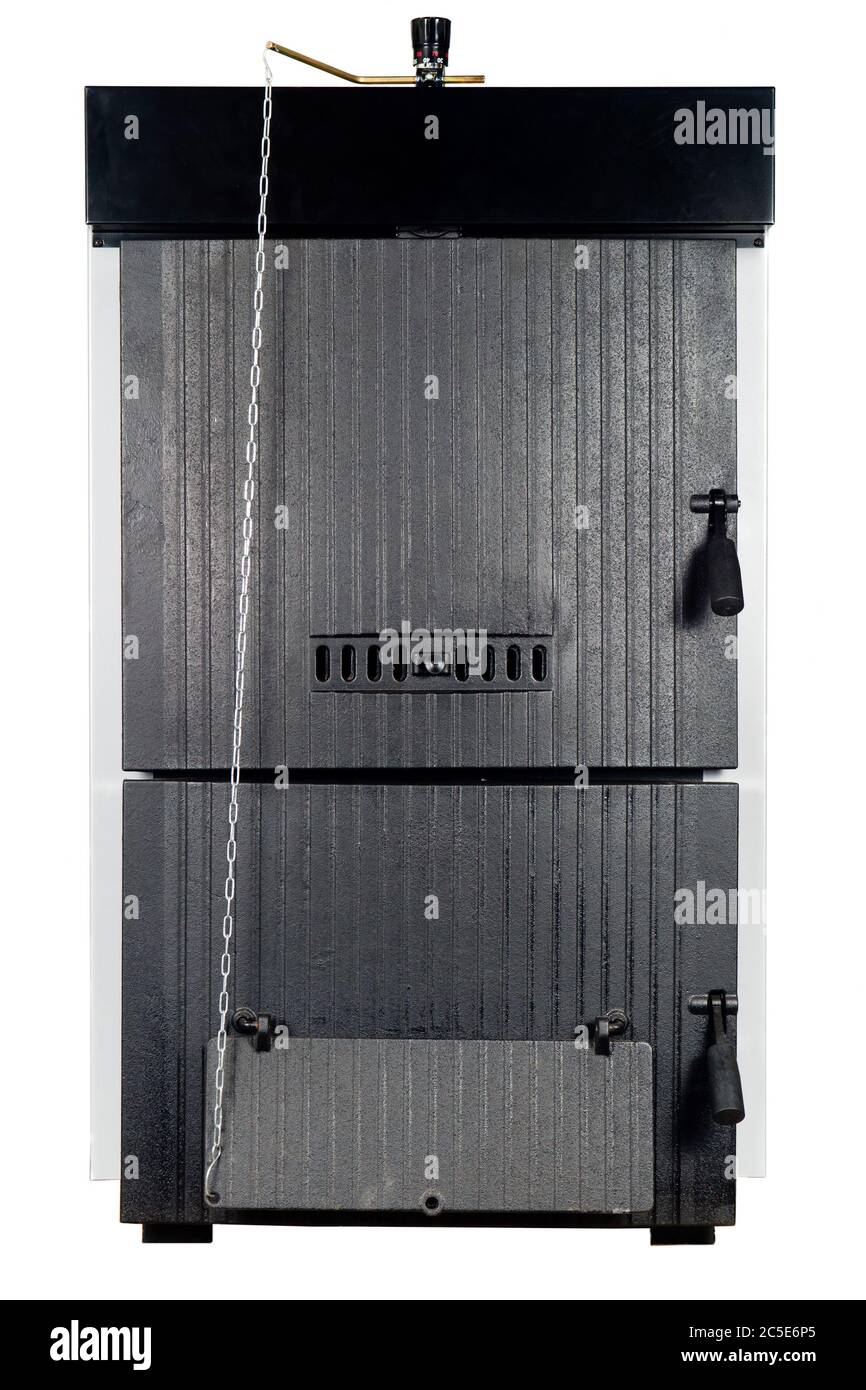 Four domestique isolé sur fond blanc. Chaudière moderne pour le chauffage de la maison résidentielle. Grand chauffage au plancher noir et gris. Du bois ou du charbon est requis Banque D'Images
