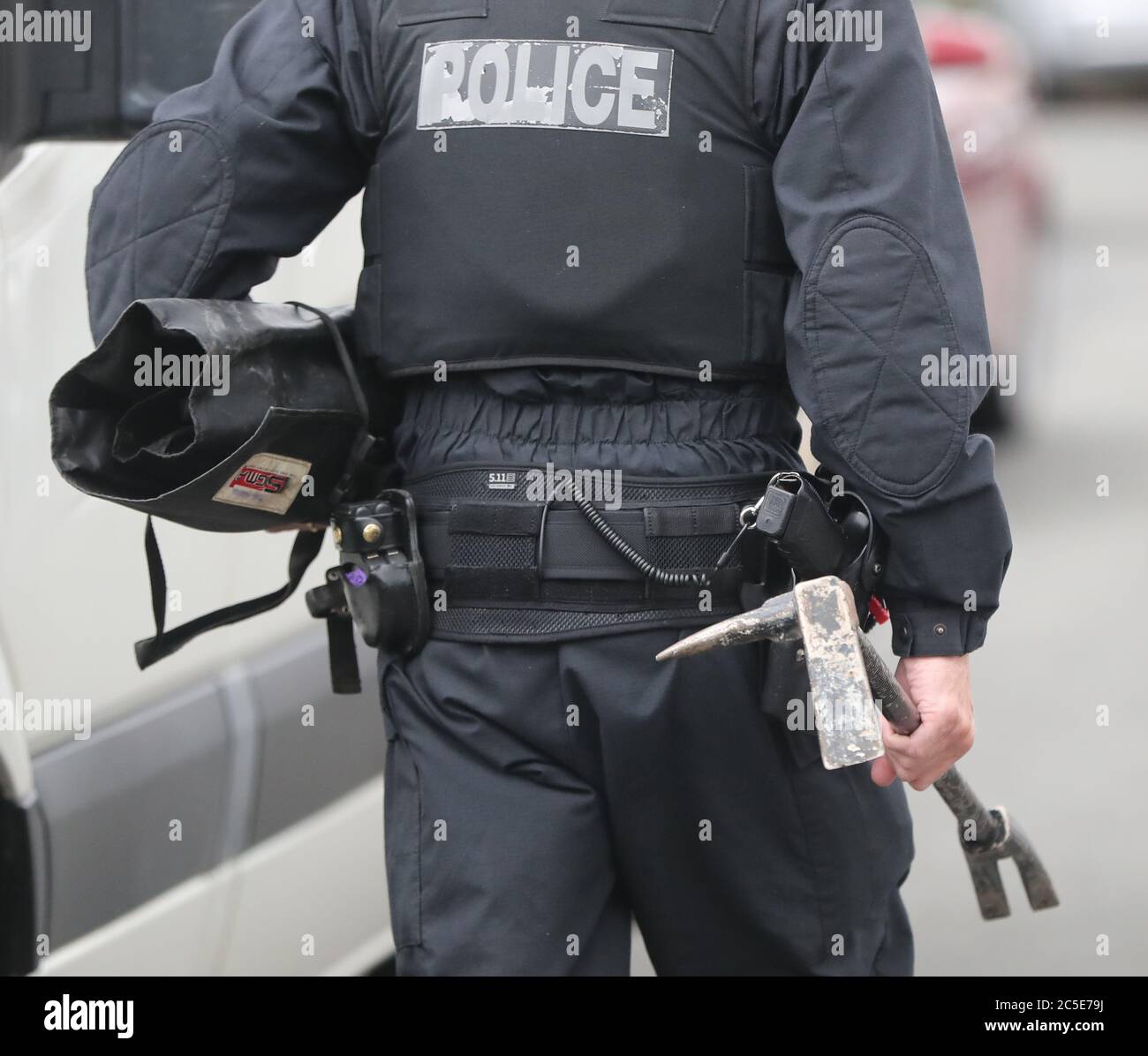 Des policiers foutent une maison à Newry, Co down dans le cadre de l'opération Venetic, une enquête sur Encrochat, un système de communication crypté de qualité militaire utilisé par les criminels organisés qui échangent des drogues et des armes à feu. Banque D'Images