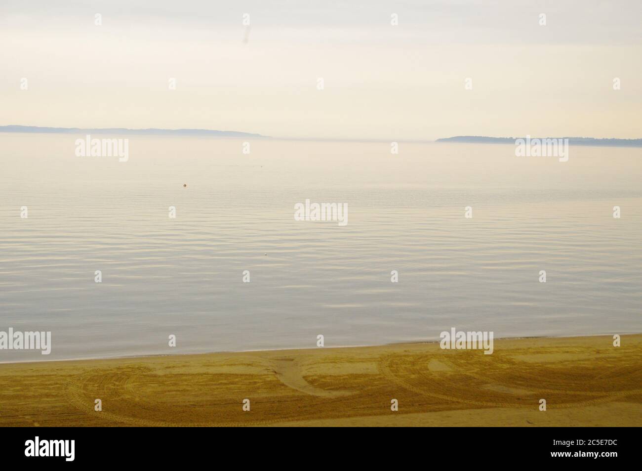 Lac ondule à la plage de sable, plage de Serene sable doré, traverse City Bay, plage isolée, lac de Serene, lac de Serene Ripples à la rive, lac de Serene tranquille Banque D'Images
