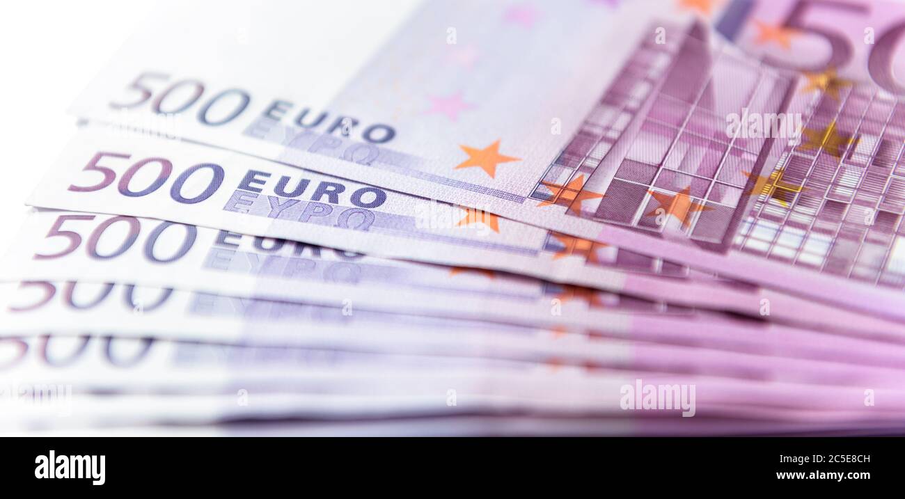 500 billets en euros isolés sur fond blanc. Cinq cents billets de monnaie de l'Union européenne. Ventilateur avec euro argent comptant gros plan. Concept de Banque D'Images