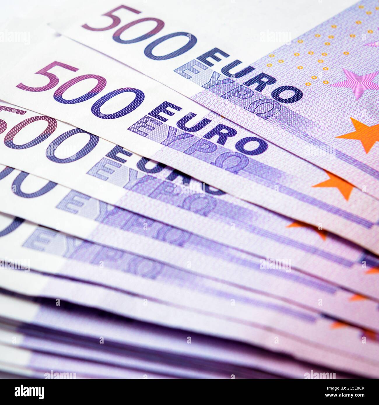 500 billets en euros comme un fan. Cinq cents billets de monnaie de l'Union européenne. Gros plan sur une pile d'argent en euros. Concept de banque, de stock et de fonds Banque D'Images