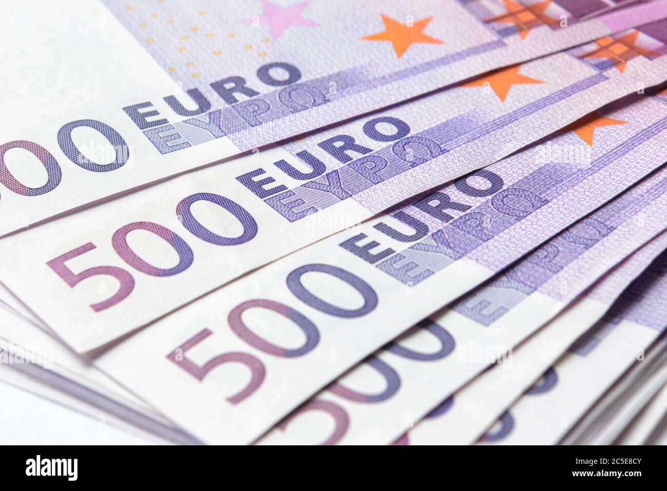 500 billets en euros comme un fan. Cinq cents billets de monnaie de l'Union européenne. Gros plan sur une pile d'argent en euros. Concept de banque, de stock et de fonds Banque D'Images