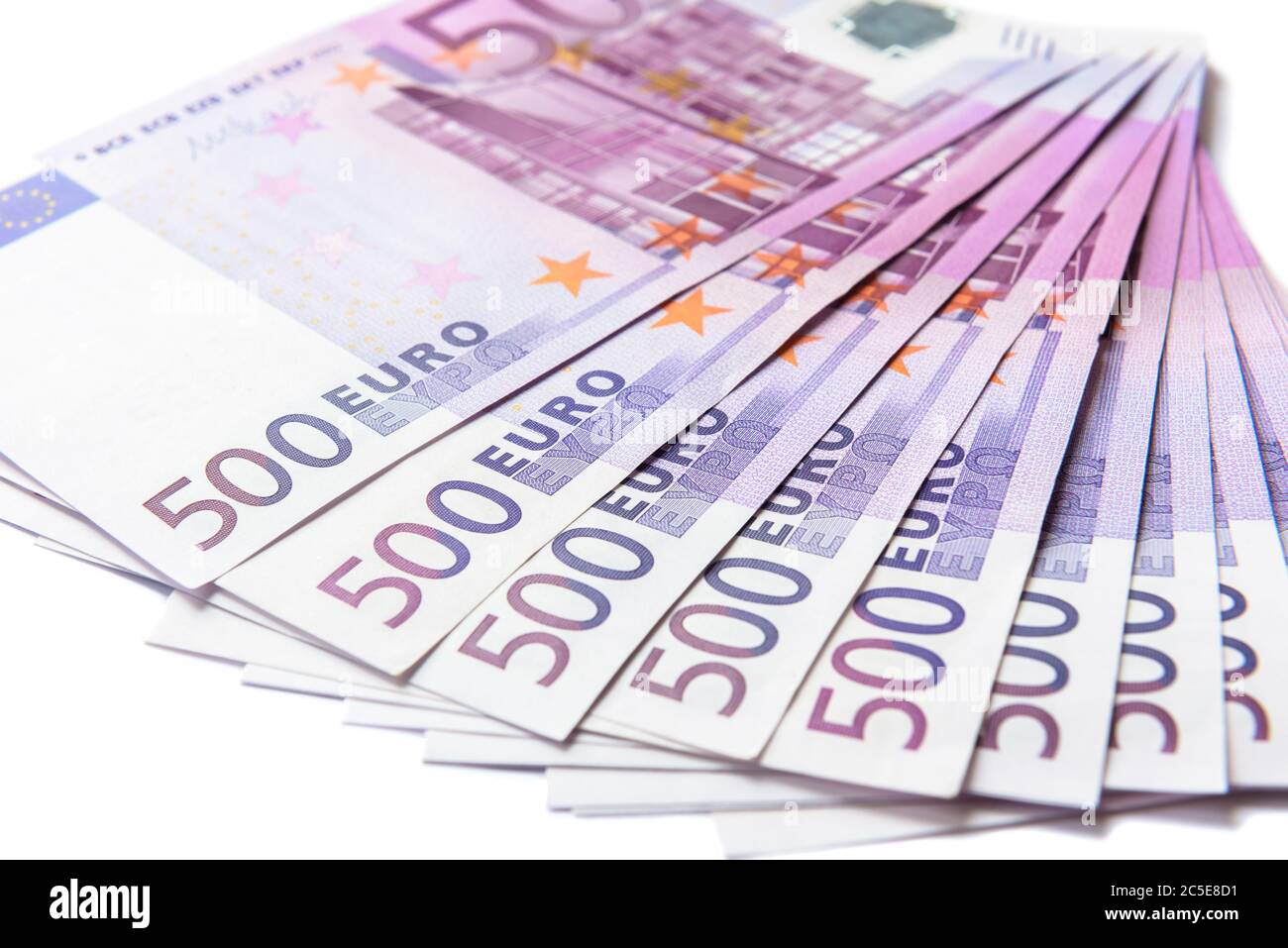 500 billets en euros isolés sur fond blanc. Cinq cents billets de monnaie de l'Union européenne. Gros plan sur une pile d'argent en euros. Concept de Banque D'Images